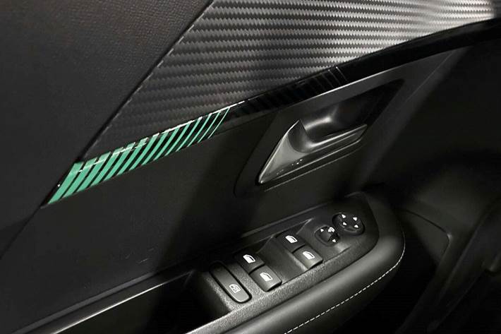 Blå Peugeot e-208 fra 2022