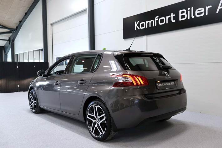 Grå Peugeot 308 fra 2015