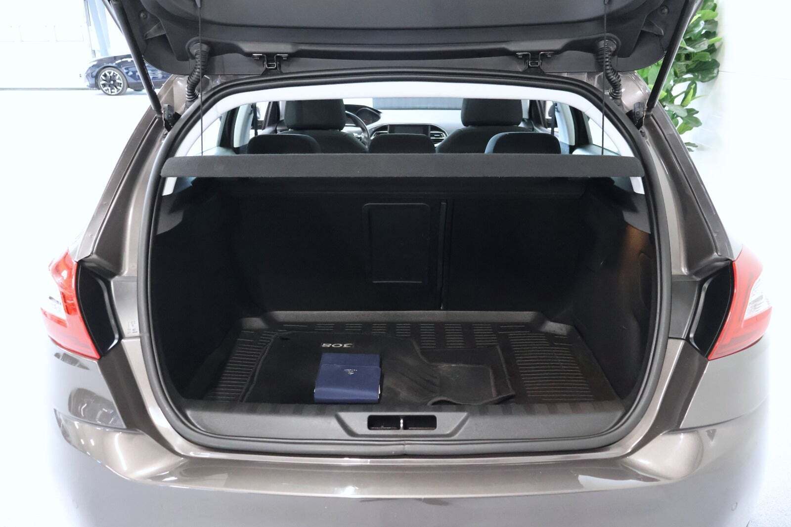 Grå Peugeot 308 fra 2015