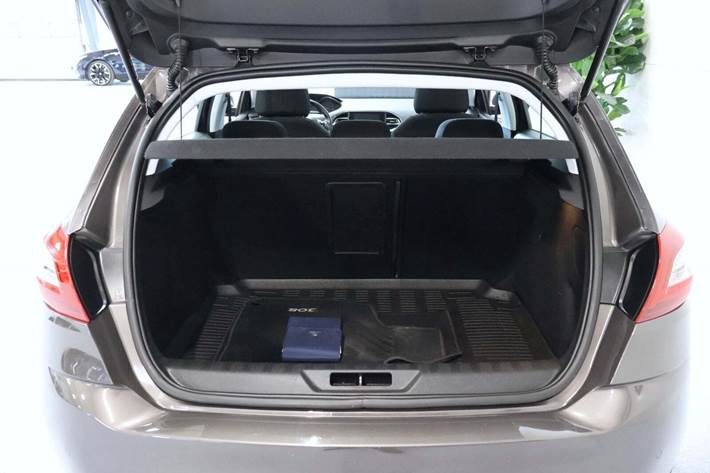 Grå Peugeot 308 fra 2015