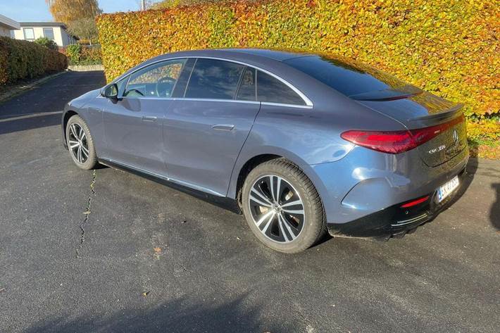 Blå Mercedes EQE350 fra 2024
