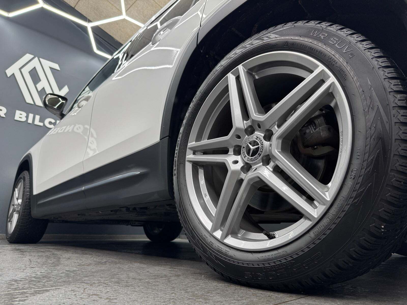 Hvid Mercedes EQB250 fra 2023