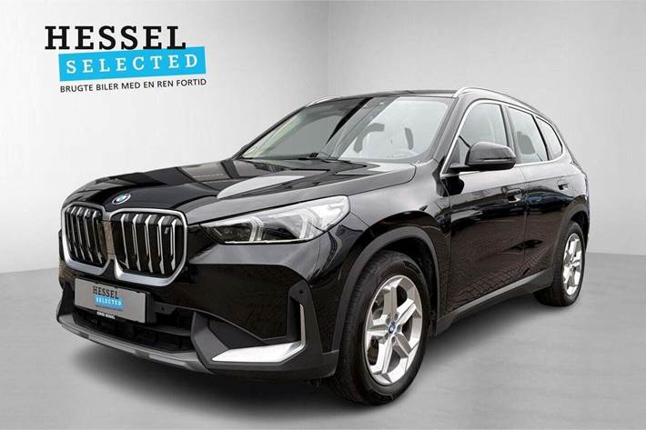 Sort BMW iX1 fra 2023 set udefra