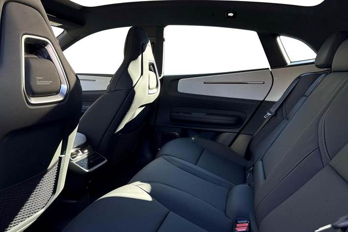 Sort Polestar 4 fra 2026