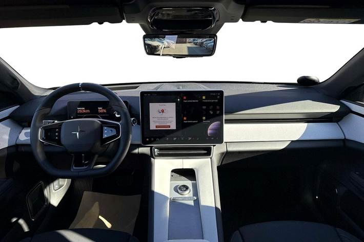 Sort Polestar 4 fra 2026