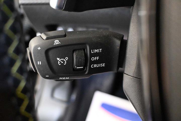 Sort Peugeot 2008 fra 2020