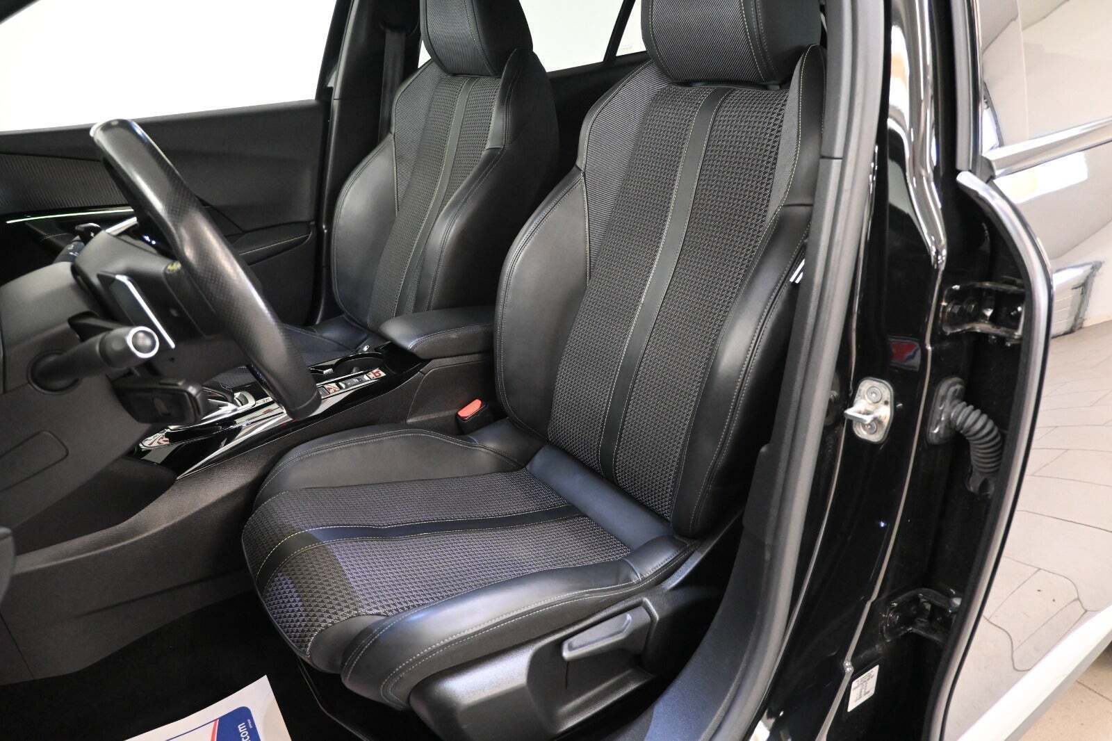 Sort Peugeot 2008 fra 2020