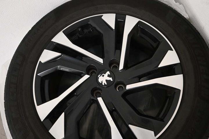 Sort Peugeot 2008 fra 2020