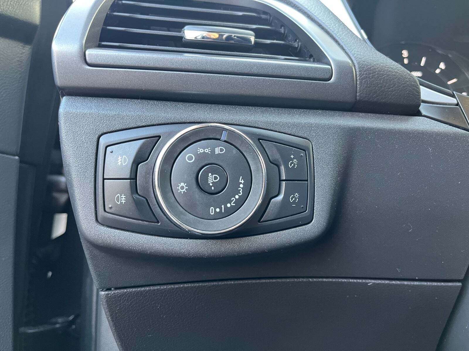 Grå Ford Mondeo fra 2015