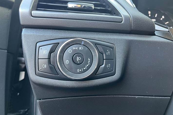 Grå Ford Mondeo fra 2015