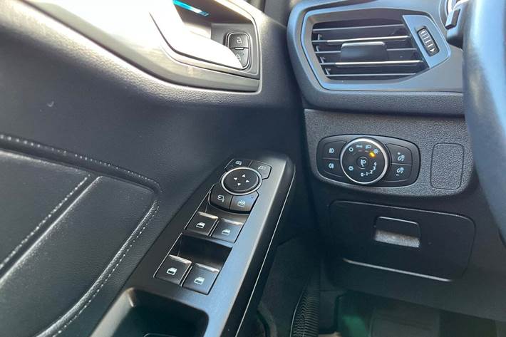 Beige Ford Focus fra 2019