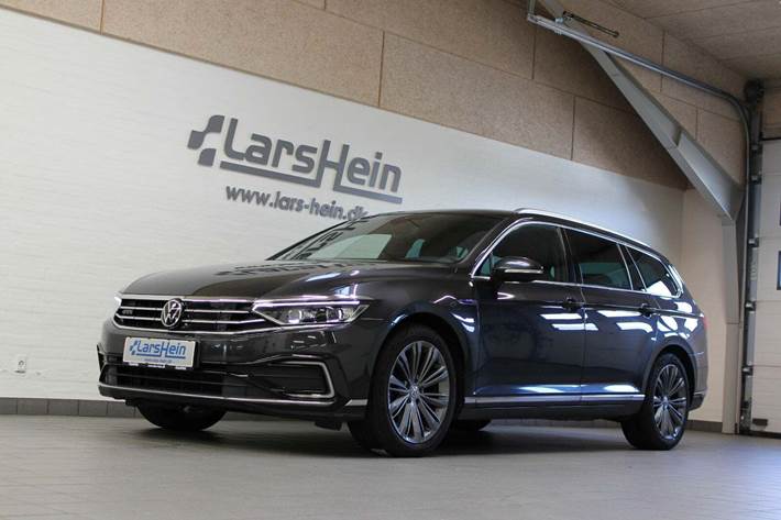 Grå VW Passat fra 2021