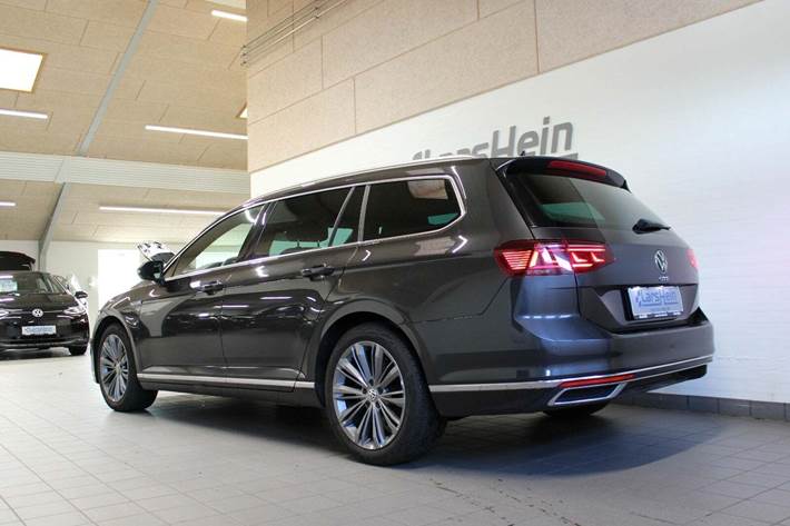 Grå VW Passat fra 2021