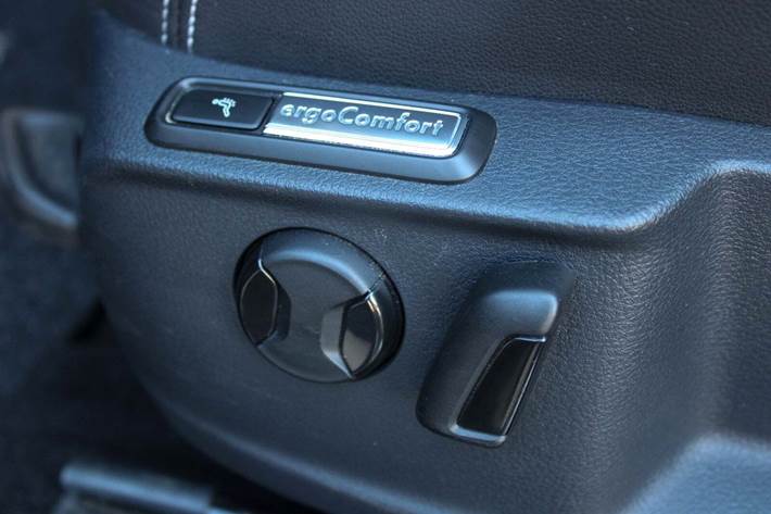 Grå VW Passat fra 2021