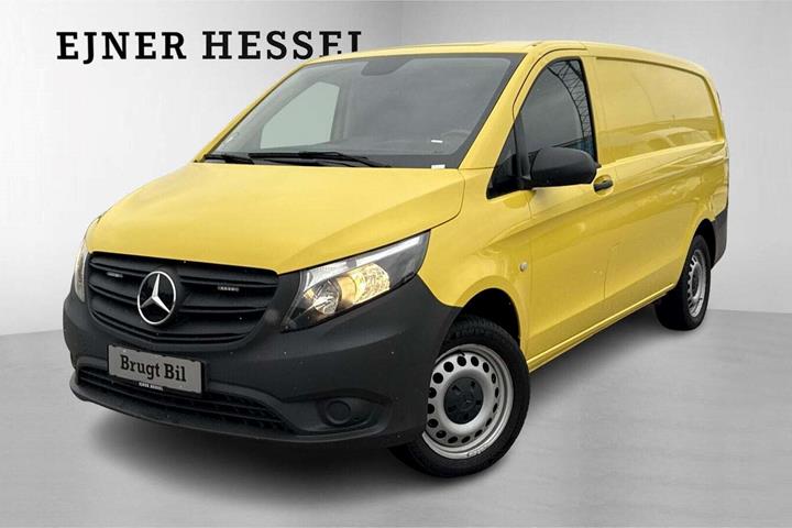Gul Mercedes Vito 114 fra 2023 set udefra
