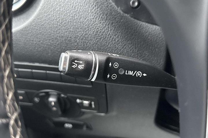 Gul Mercedes Vito 114 fra 2023