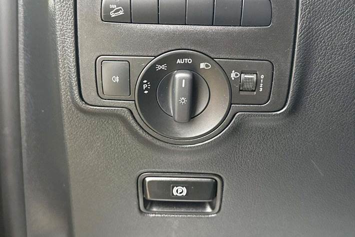 Gul Mercedes Vito 114 fra 2023