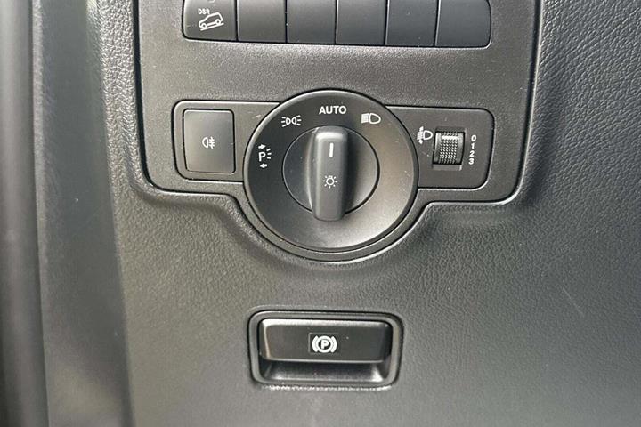 Gul Mercedes Vito 114 fra 2023