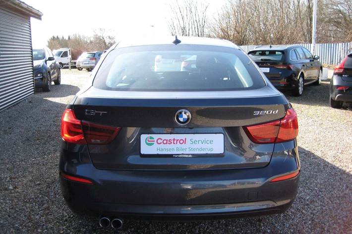 Grå BMW 320d fra 2017