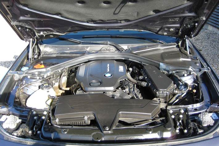 Grå BMW 320d fra 2017