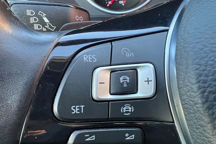 Grå VW Tiguan fra 2020