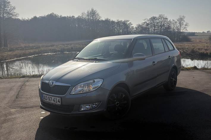 Grå Skoda Fabia fra 2013