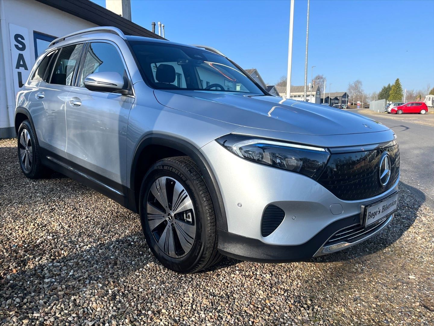 Sølv Mercedes EQB 250+ fra 2025