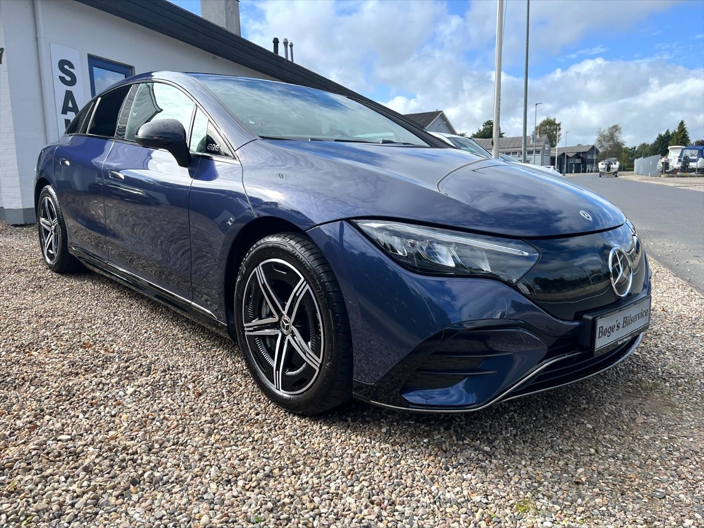 Blå Mercedes EQE 300 fra 2024