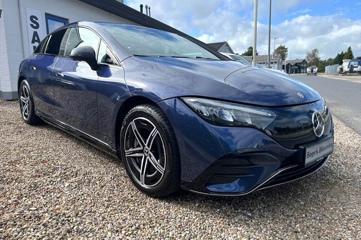 Blå Mercedes EQE 300 fra 2024