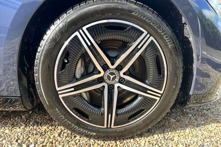 Blå Mercedes EQE 300 fra 2024