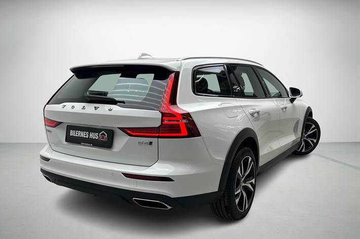 Hvid Volvo V60 Cross Country fra 2020