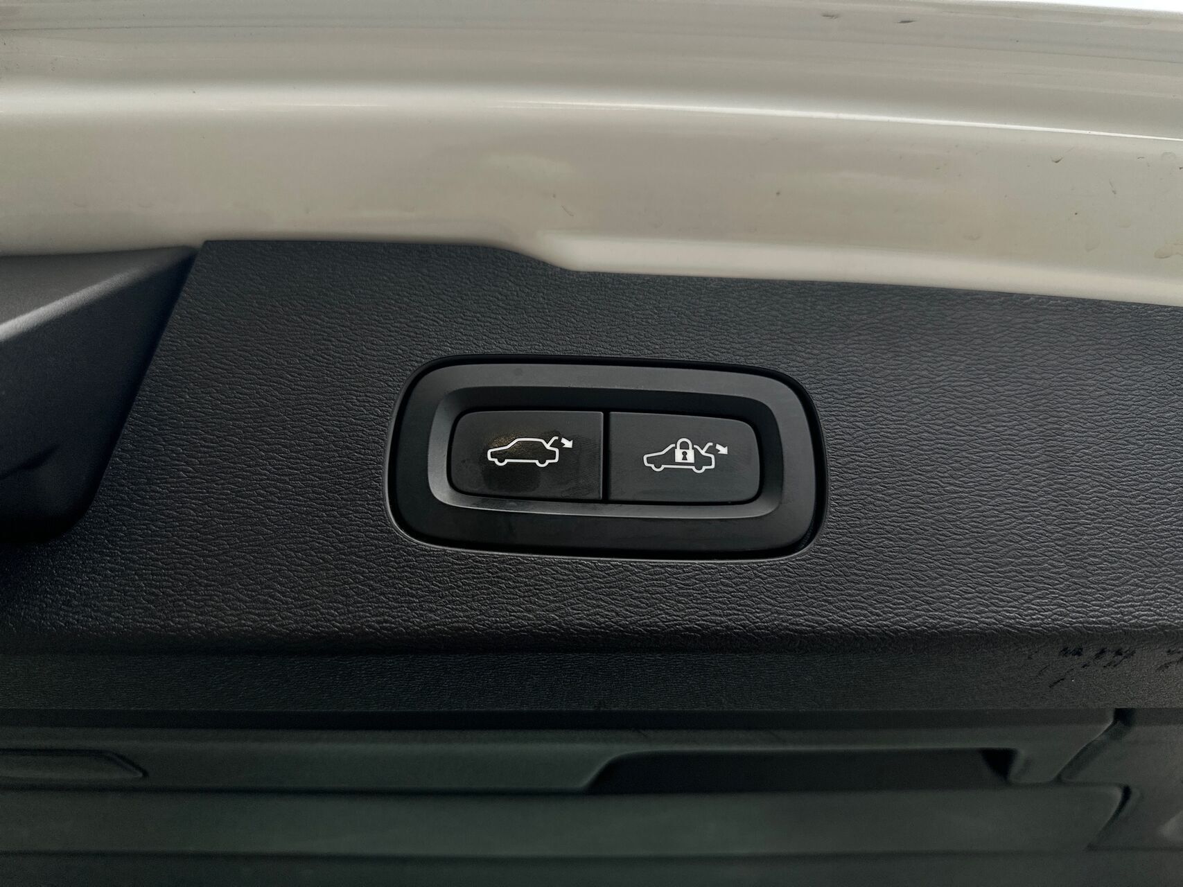 Hvid Volvo V60 Cross Country fra 2020