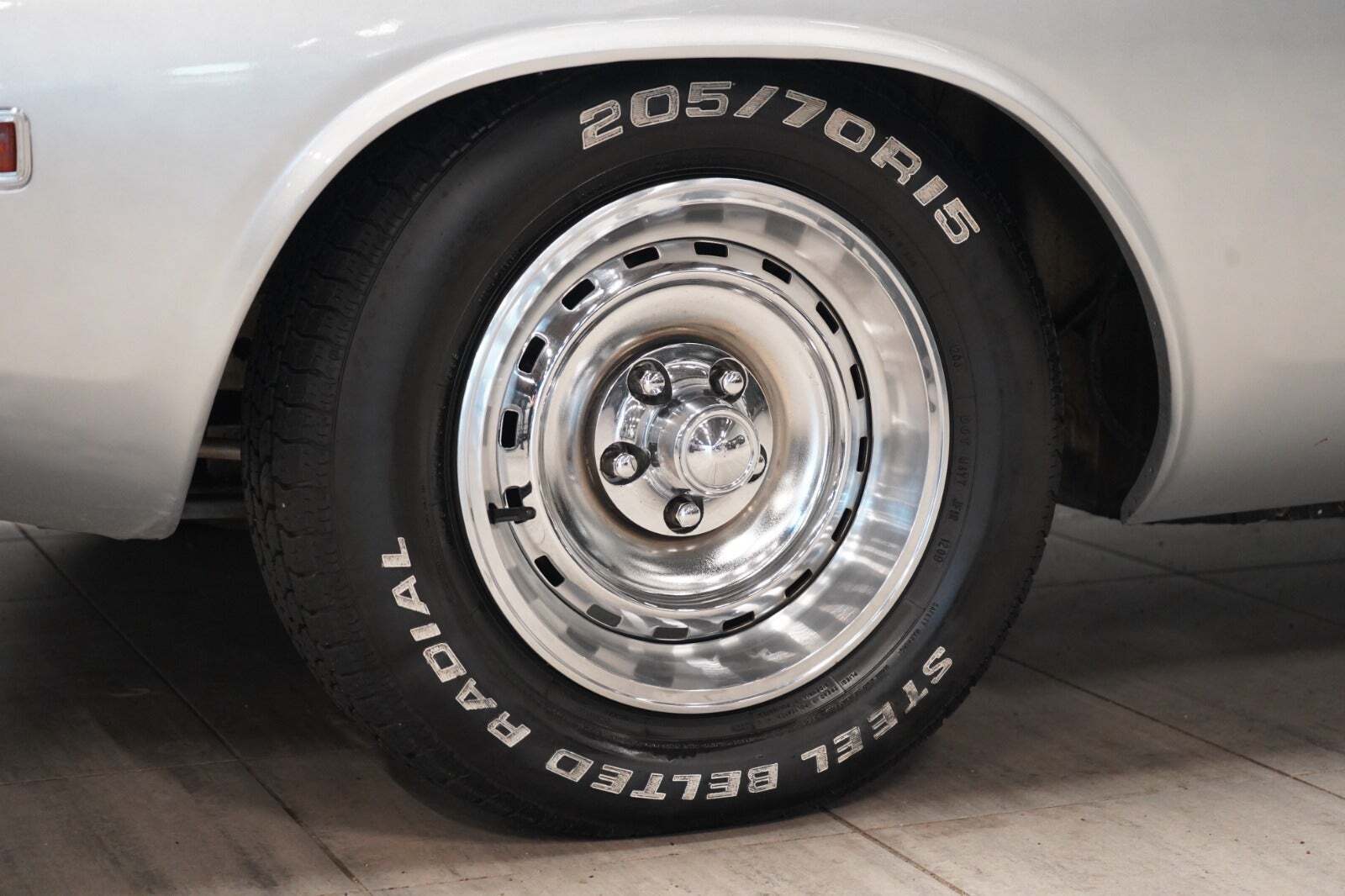 Sølv Dodge Challenger fra 1971