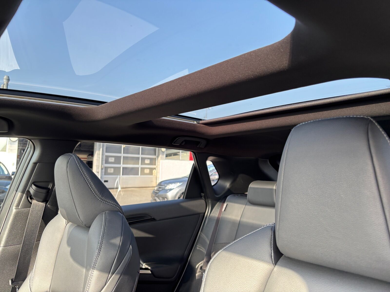 Grå Toyota BZ4X fra 2024