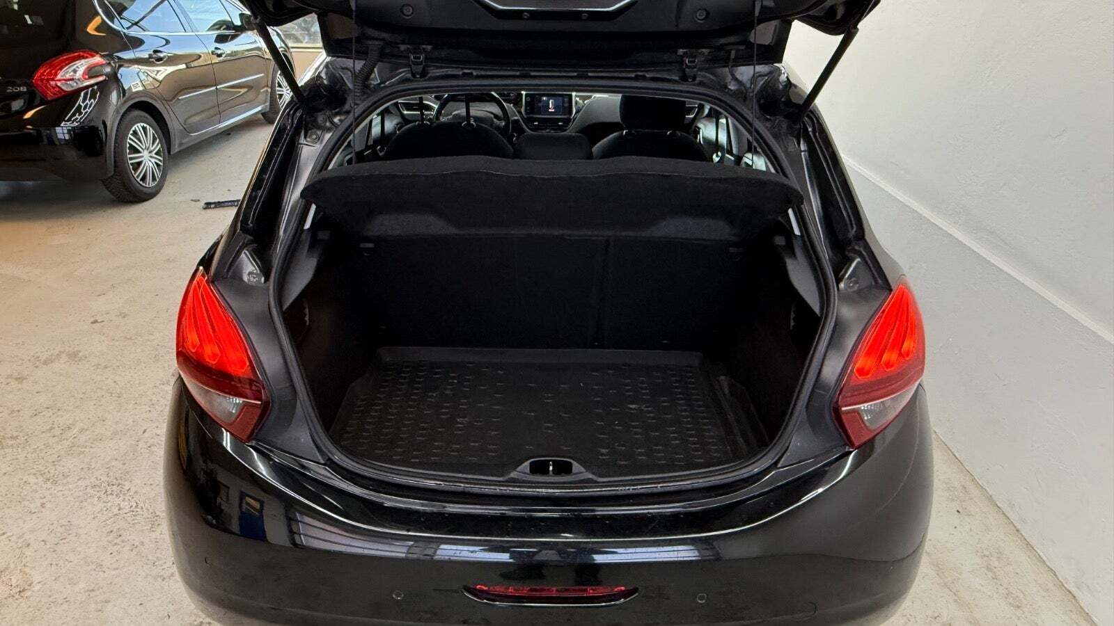 Sort Peugeot 208 fra 2016