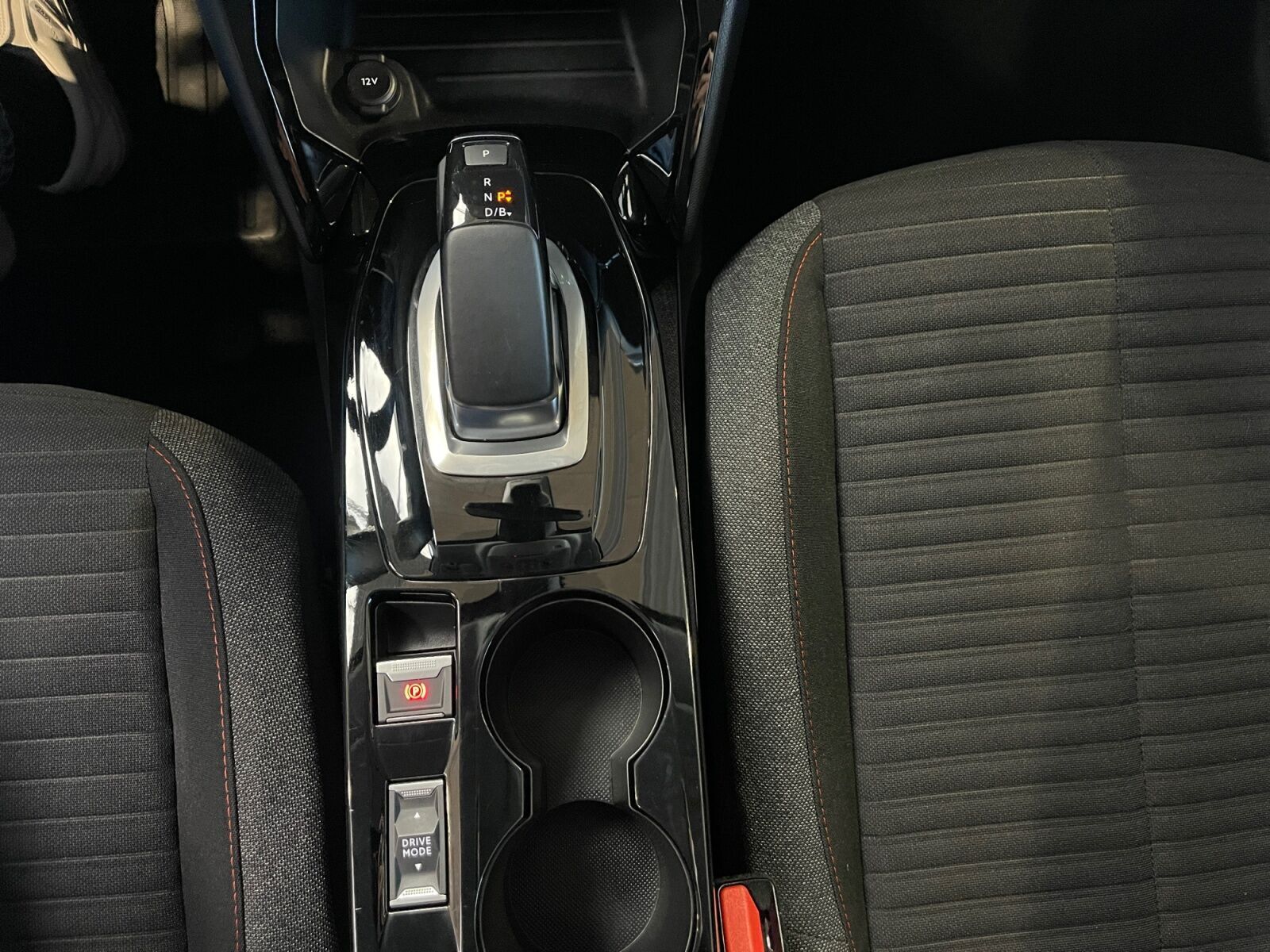 Blå Peugeot e-208 fra 2021