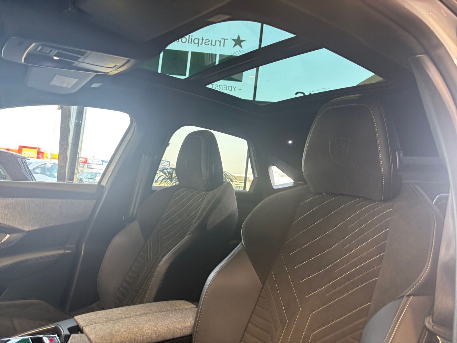 Hvid Peugeot e-3008 fra 2024