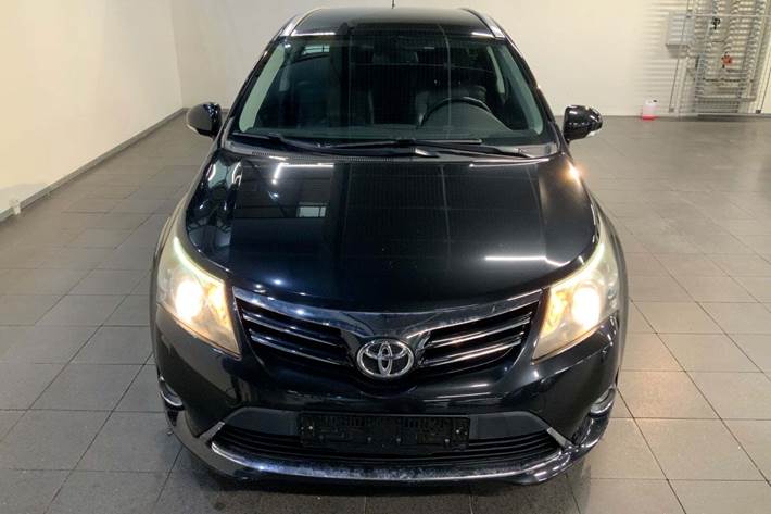 Sort Toyota Avensis fra 2012