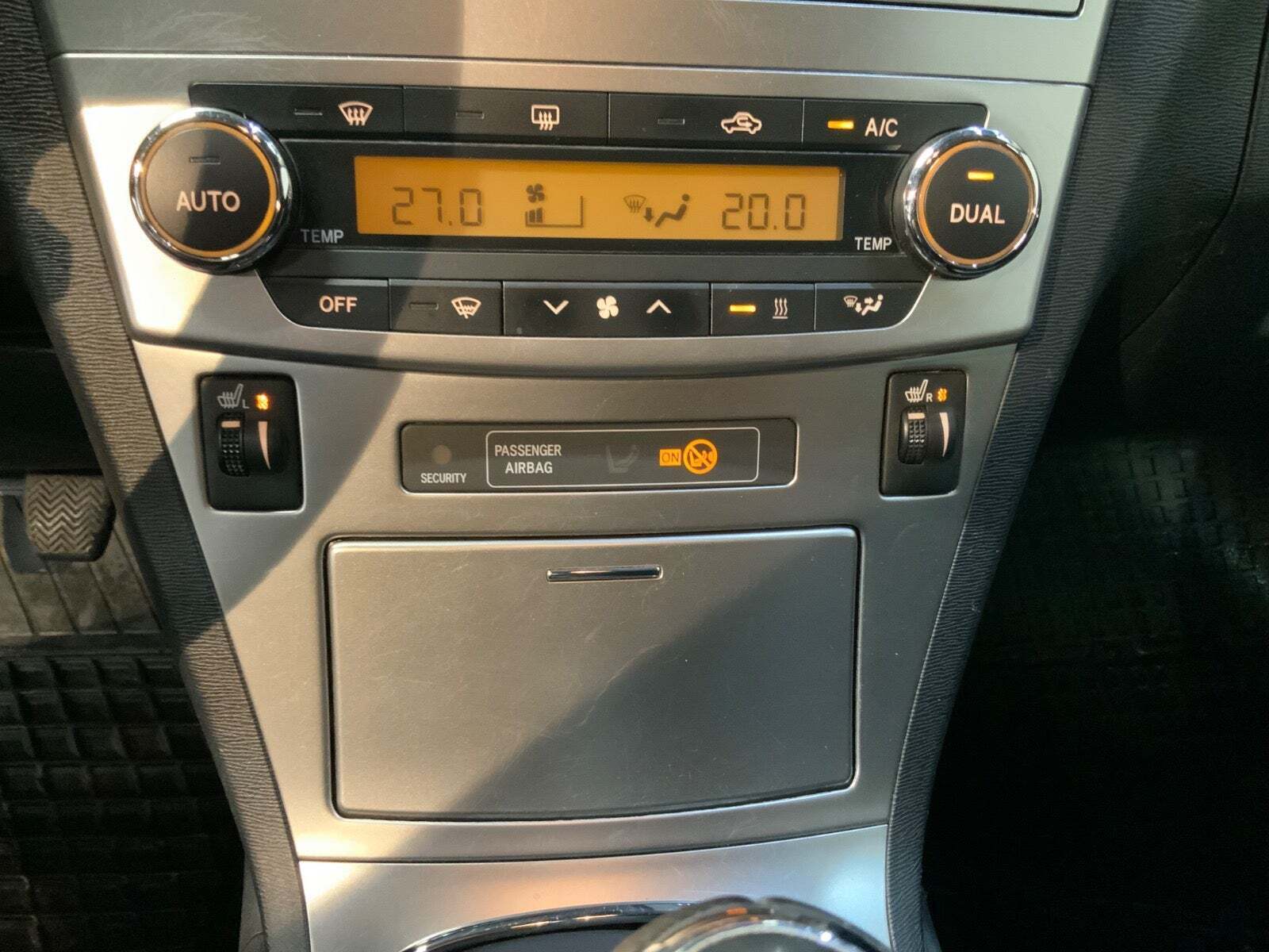 Sort Toyota Avensis fra 2012