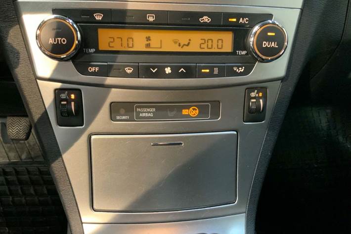 Sort Toyota Avensis fra 2012