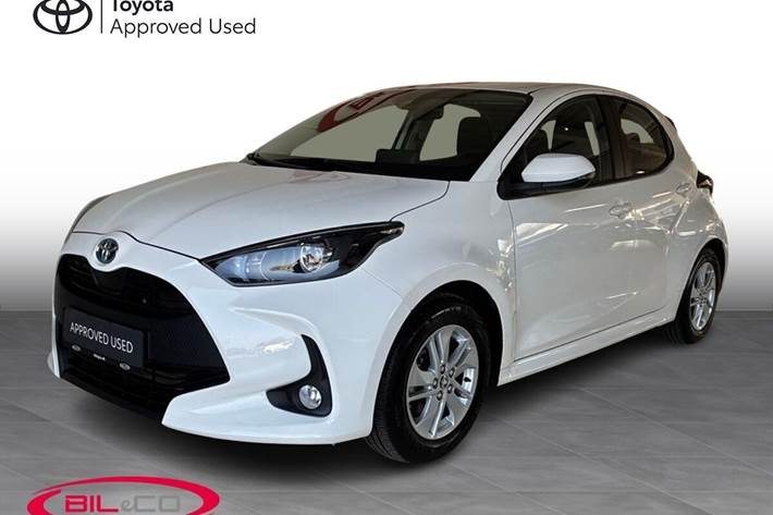 Hvid Toyota Yaris fra 2022 set udefra