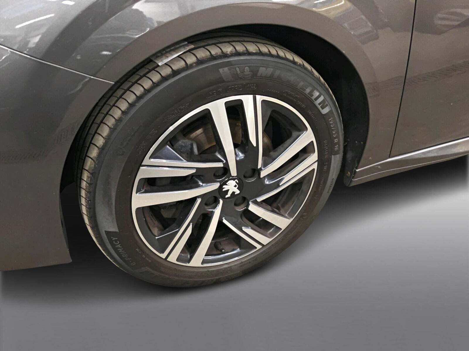 Grå Peugeot 208 fra 2023