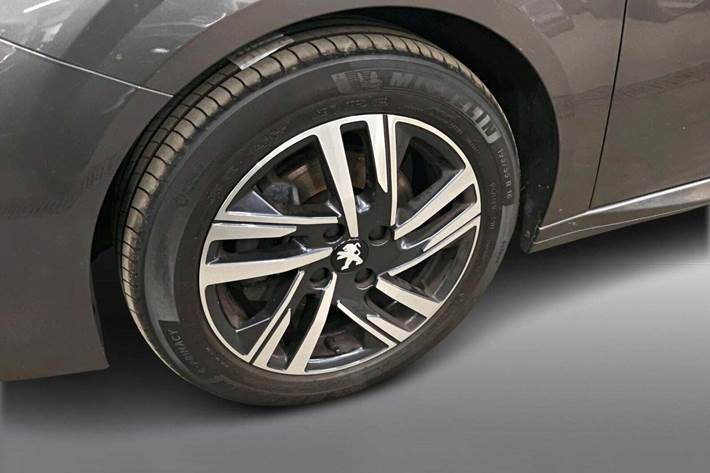 Grå Peugeot 208 fra 2023