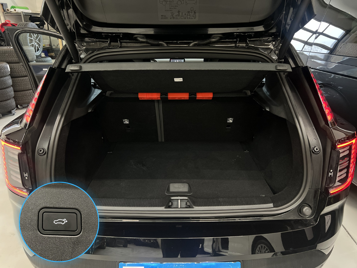 Sort Volvo EX30 fra 2025