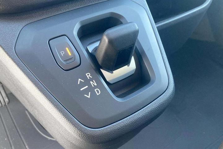Hvid Renault Trafic fra 2025