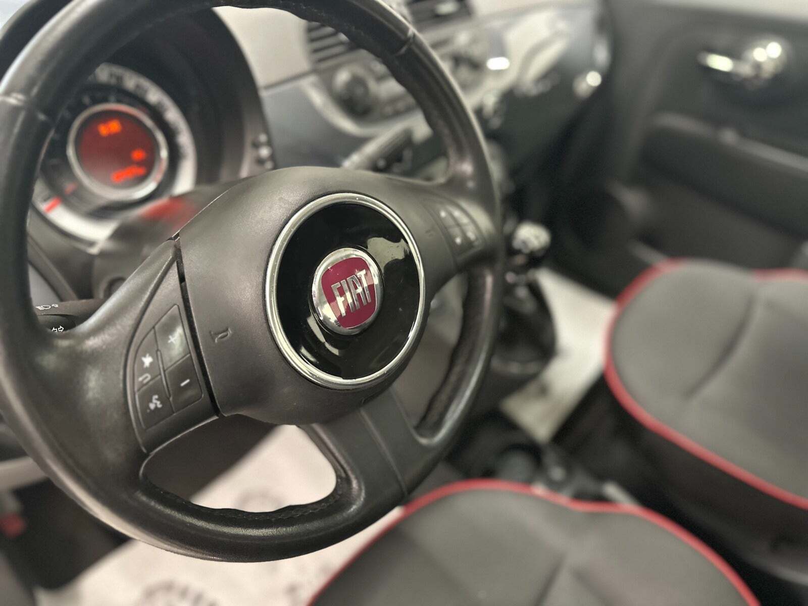 Grå Fiat 500 fra 2015