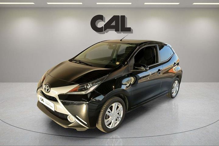 Beige Toyota Aygo fra 2017 set udefra