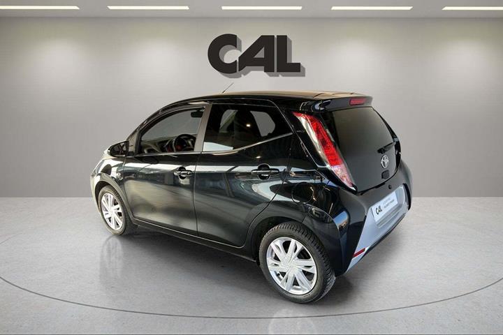Beige Toyota Aygo fra 2017