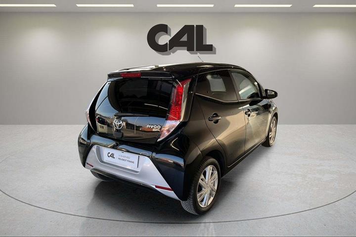 Beige Toyota Aygo fra 2017