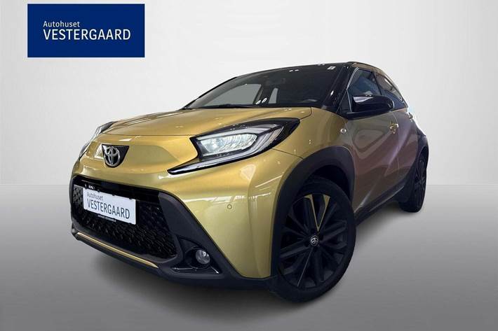 Gul Toyota Aygo X fra 2023